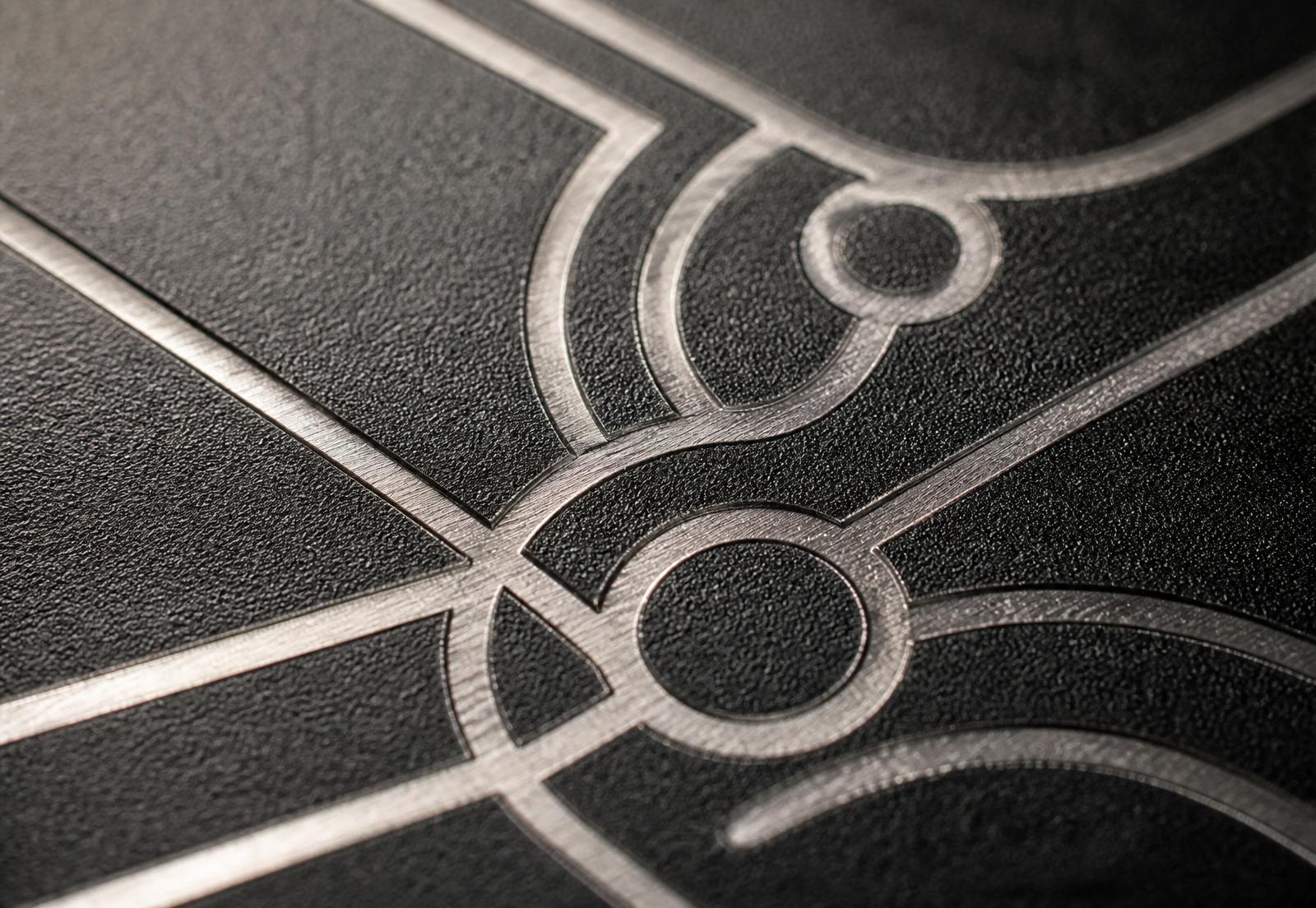 Detalhe macro do acabamento metalizado da gravação a laser